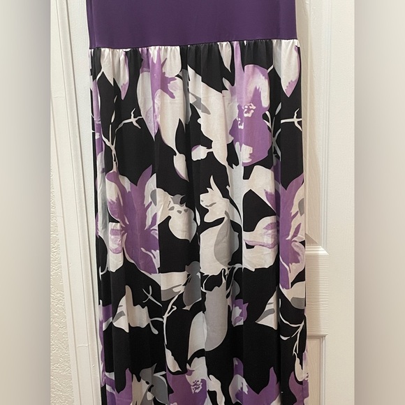 Purple and Black Floral Maxi summer dress

EUC CLEAN
NO HOLES
NO STAINS
COMFY - Picture 4 of 4
